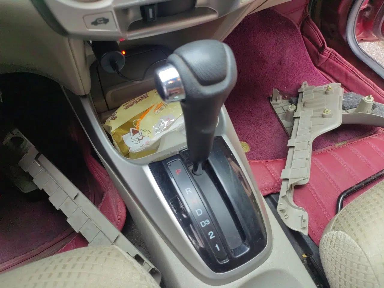 Honda City Classic 2011 1.5L Automatic Elite Edition — миниатюра 15