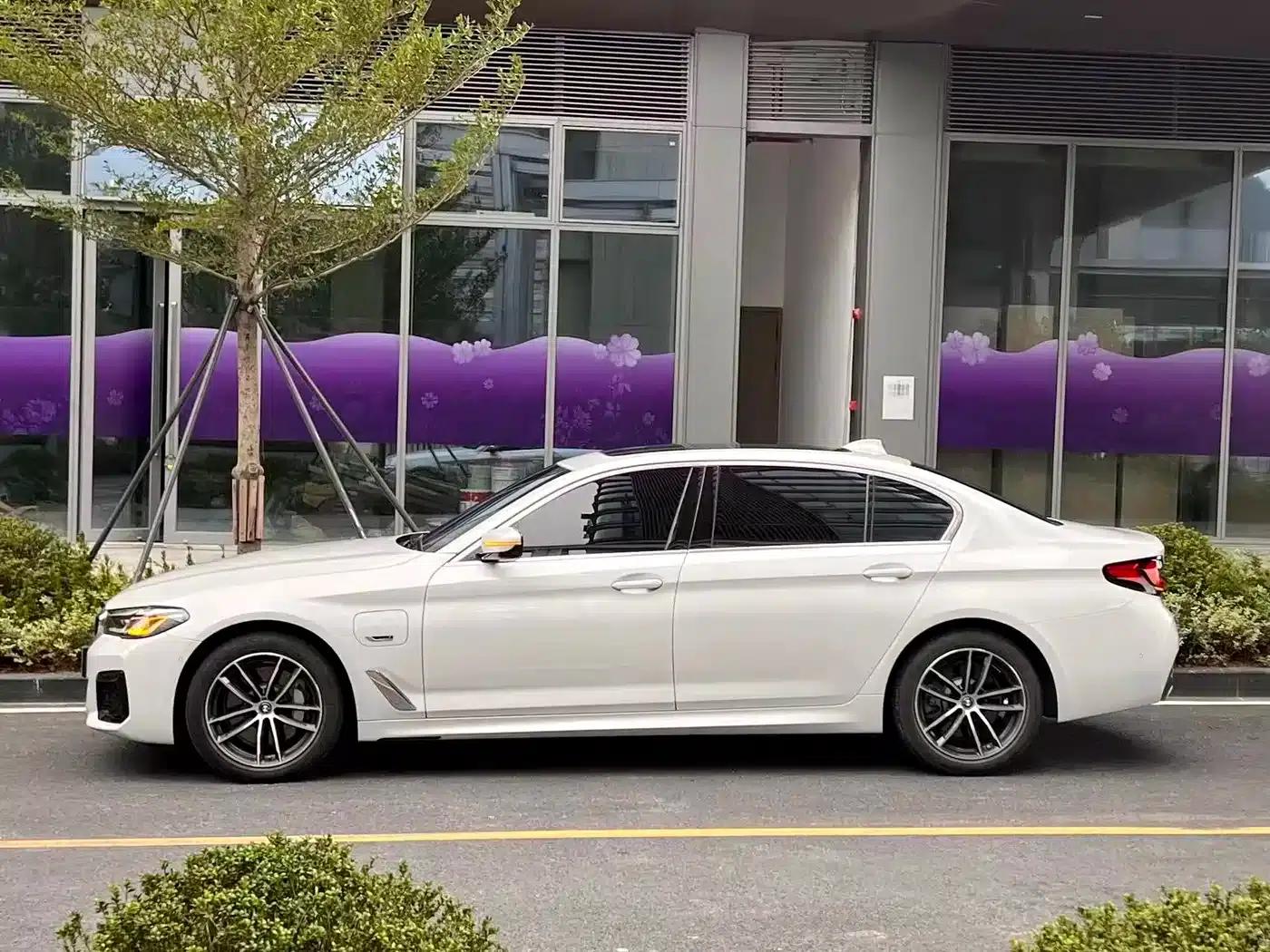 BMW 5 Series PHEV 2022 Facelift 535Le Pioneer Edition M Sport Package — миниатюра 3