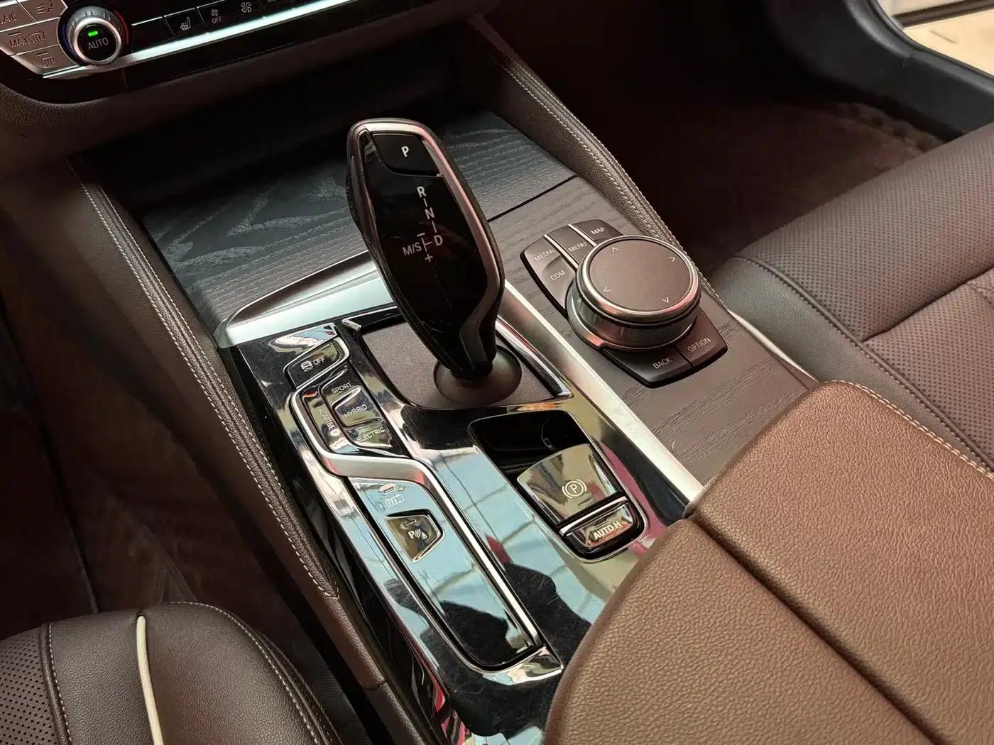 BMW 5 Series PHEV 2021 535Le M Sport Package — миниатюра 10