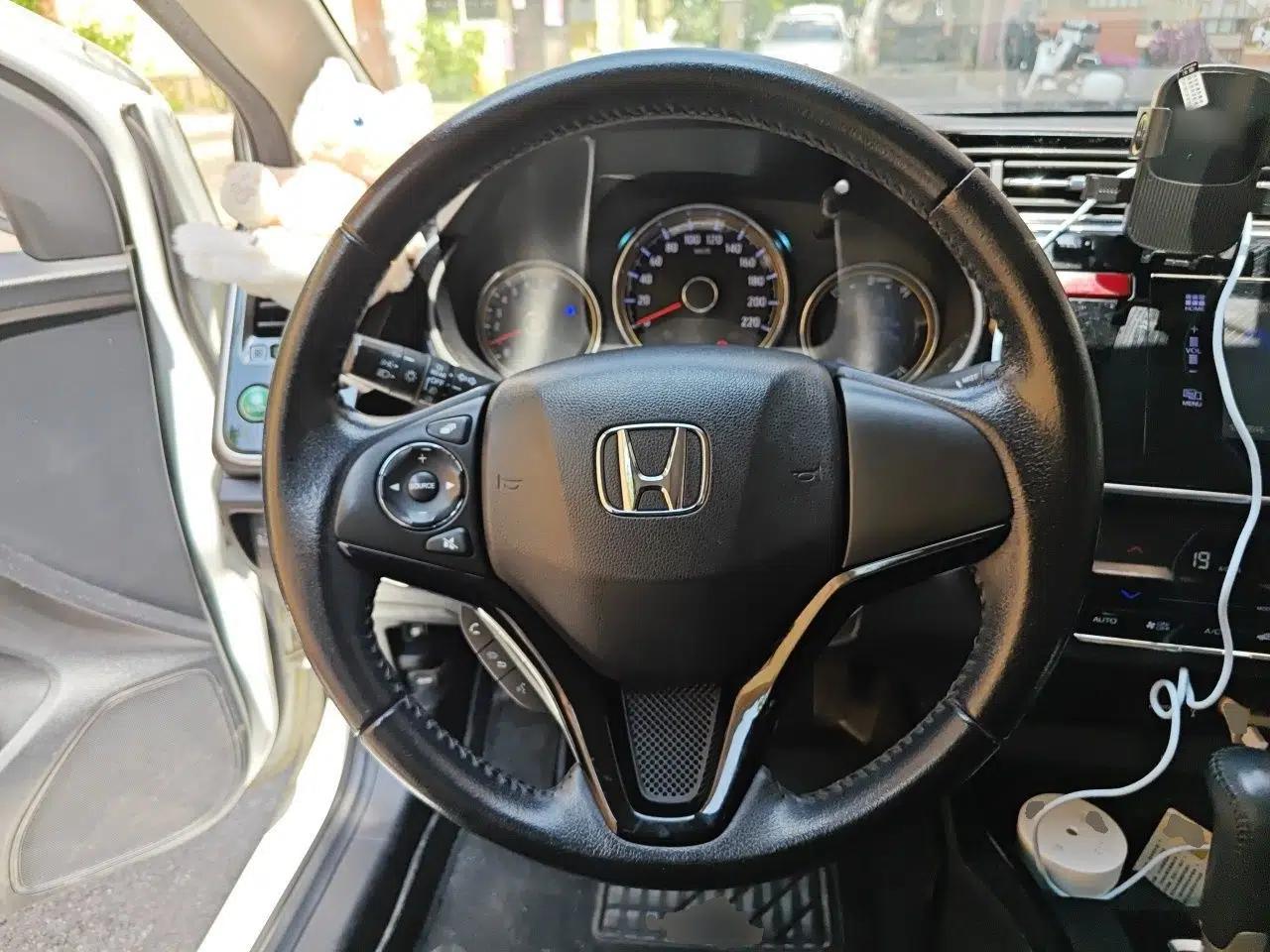 Honda Greiz 2016 1.5L CVT Luxury Edition — миниатюра 11