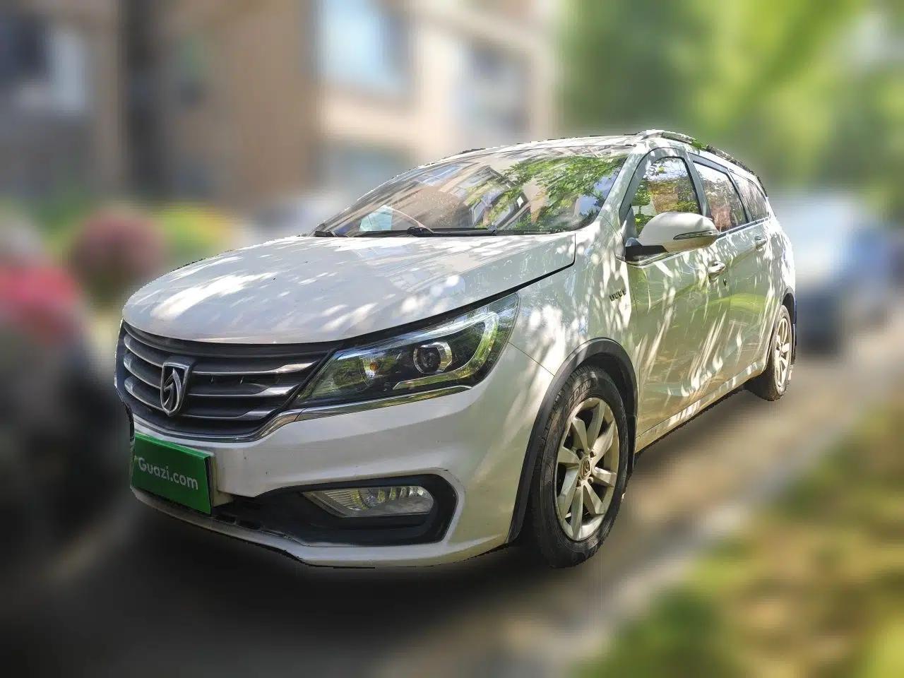 Baojun 310W 2017 1.5L Manual Fashion Model China V — миниатюра 1
