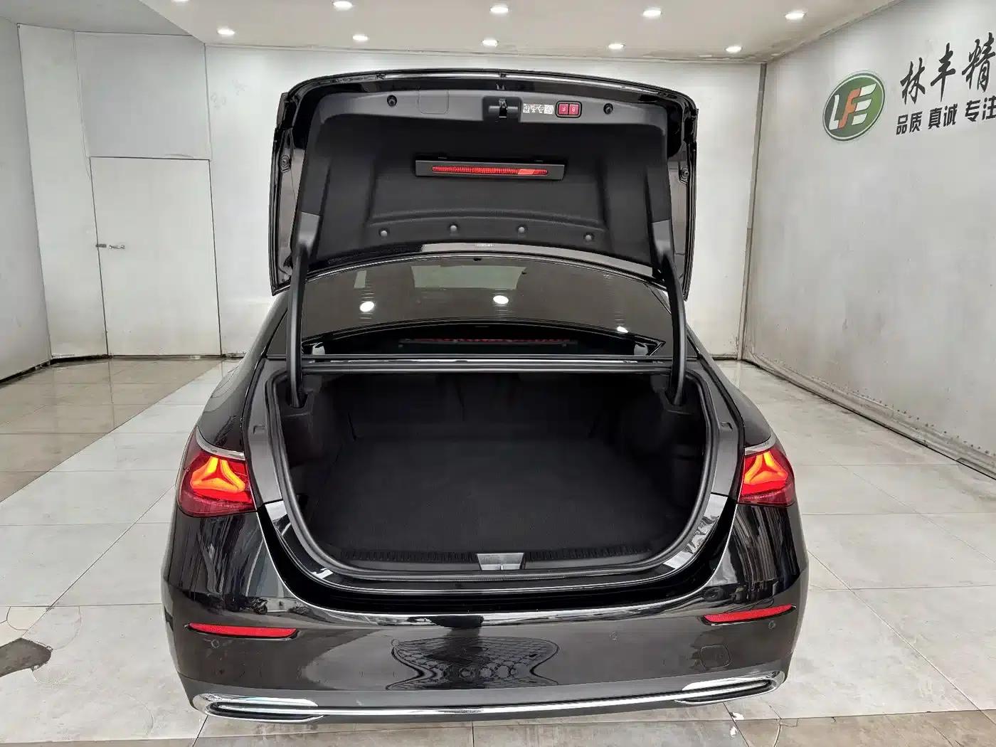 Mercedes-Benz E-Class PHEV 2024 E 350 e L Plug-in Hybrid Sedan — миниатюра 27