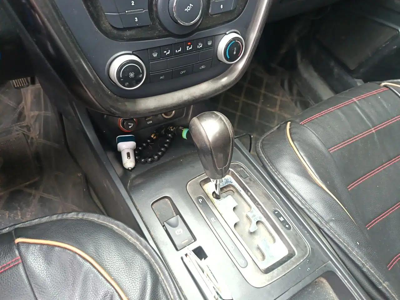 Bestune X80 2015 2.0L Automatic Comfort Anniversary Edition — миниатюра 15