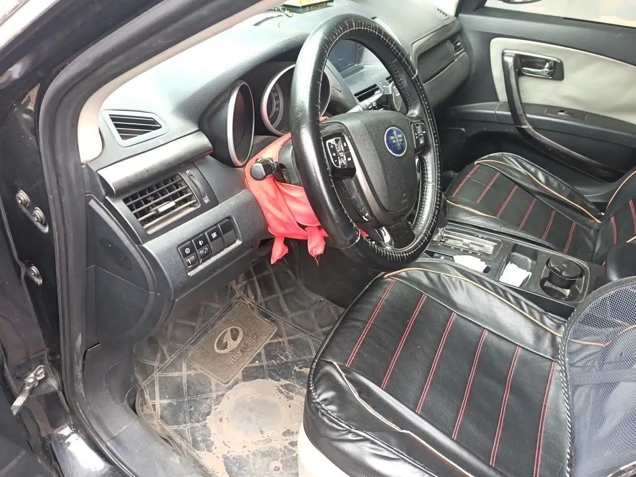 Bestune X80 2015 2.0L Automatic Comfort Anniversary Edition — миниатюра 17