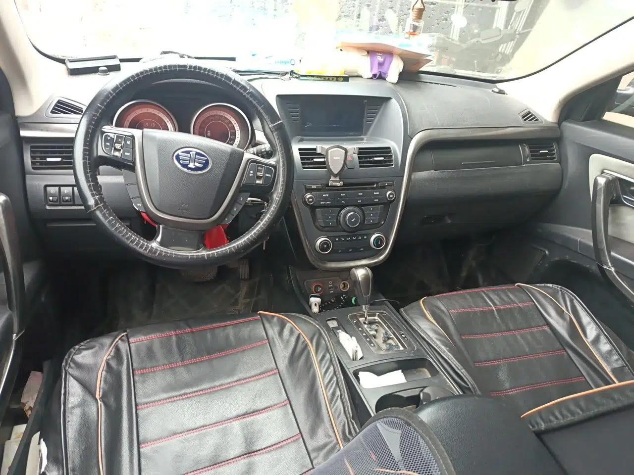 Bestune X80 2015 2.0L Automatic Comfort Anniversary Edition — миниатюра 10