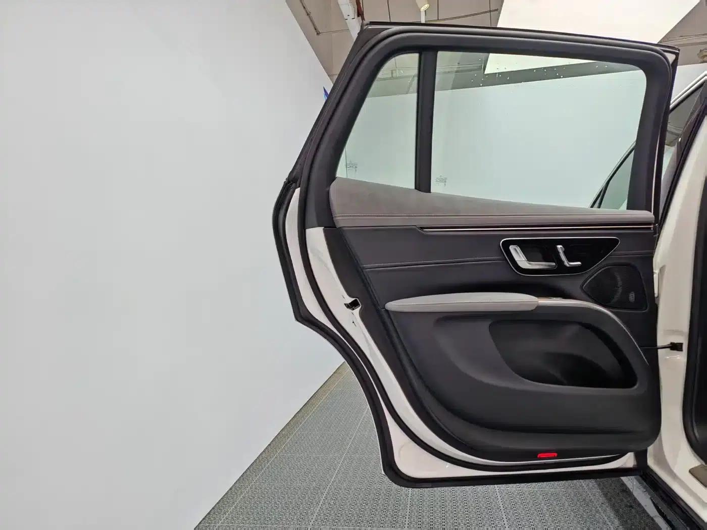 Mercedes-Benz EQS SUV 2023 450 4MATIC Pioneer Edition — миниатюра 12