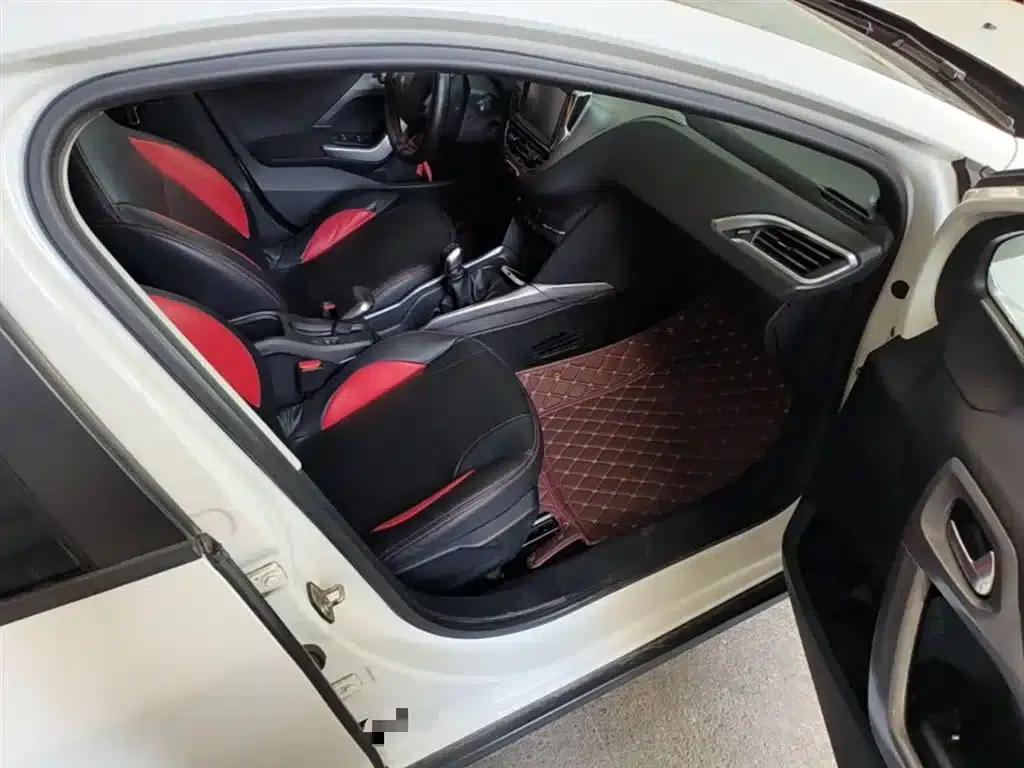 Peugeot 2008 2014 Model 1.6L Manual Fashion Edition — миниатюра 11