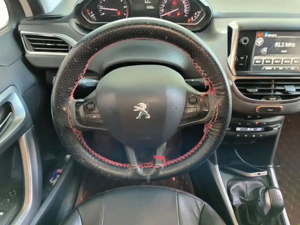 Peugeot 2008 2014 Model 1.6L Manual Fashion Edition — миниатюра 17
