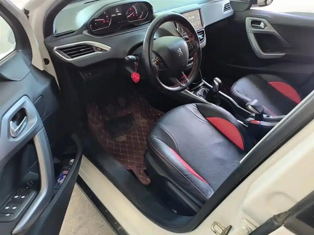 Peugeot 2008 2014 Model 1.6L Manual Fashion Edition — миниатюра 23