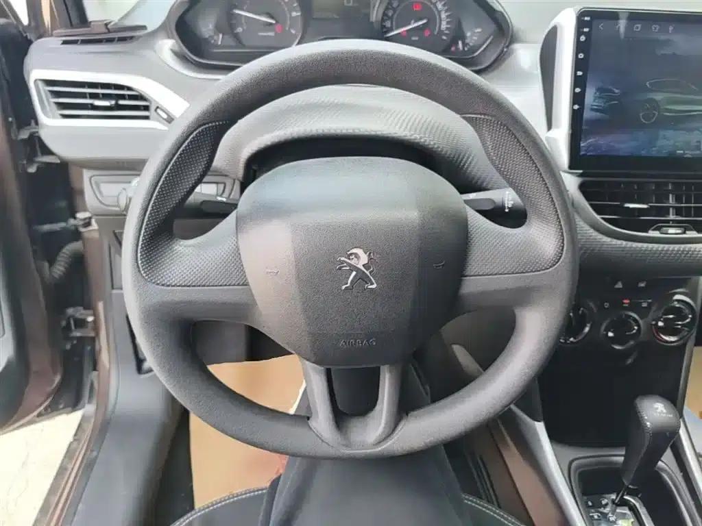 Peugeot 2008 2015 1.6L Automatic Cool Edition — миниатюра 11