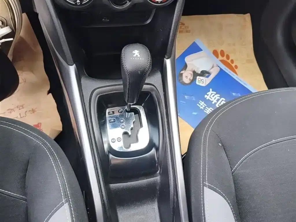 Peugeot 2008 2015 1.6L Automatic Cool Edition — миниатюра 14