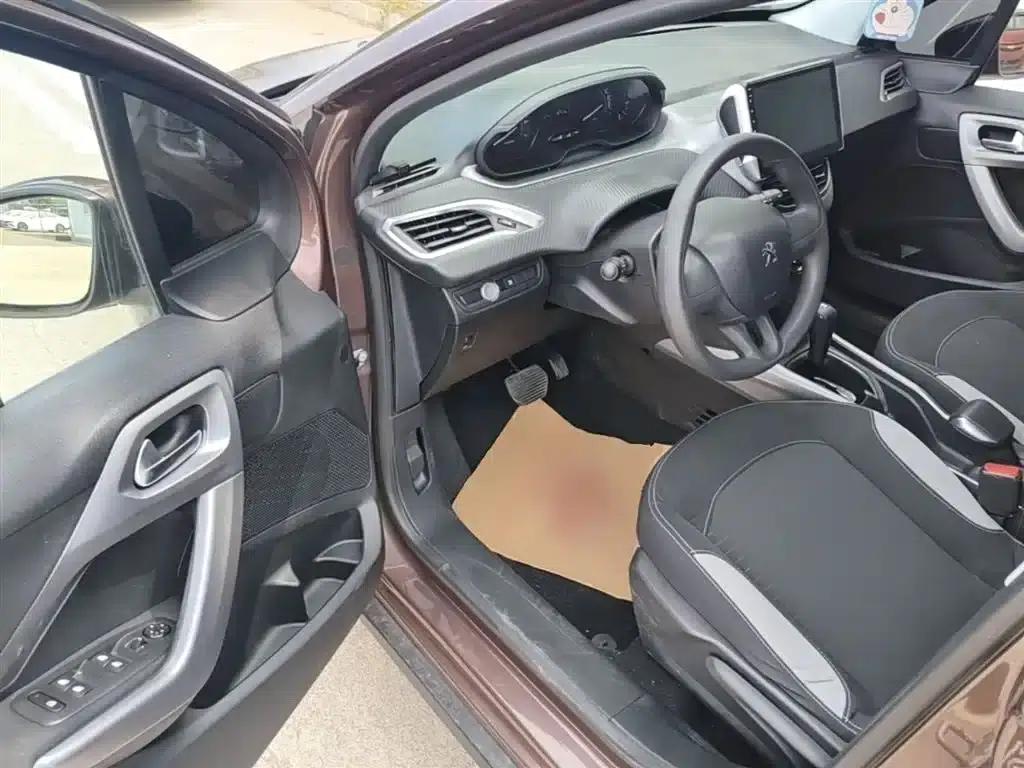 Peugeot 2008 2015 1.6L Automatic Cool Edition — миниатюра 16