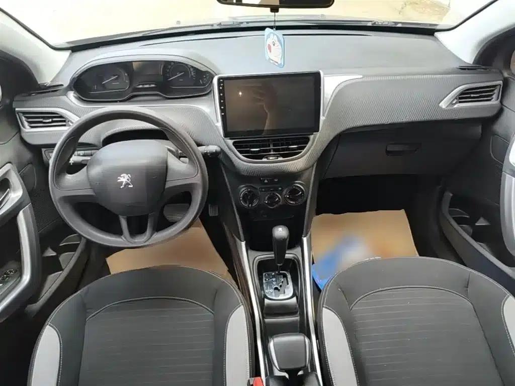 Peugeot 2008 2015 1.6L Automatic Cool Edition — миниатюра 10