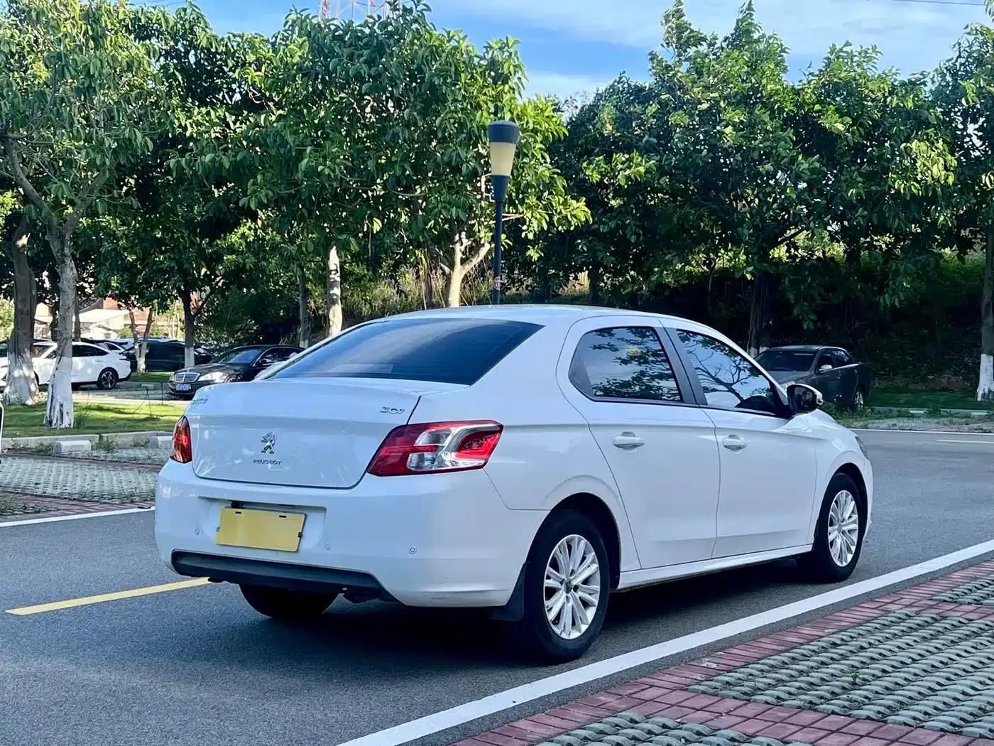 Peugeot 301 2014 1.6L Automatic Comfort Edition — миниатюра 7