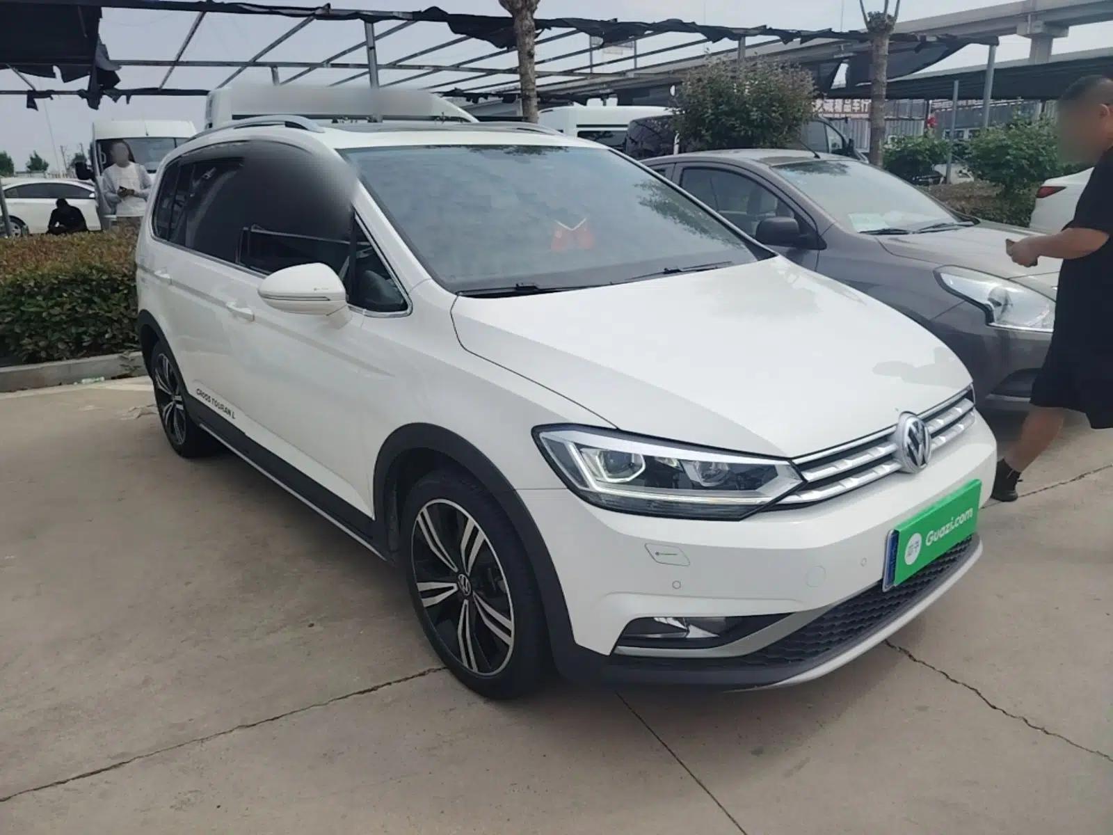 Volkswagen Touran 2021 Volkswagen Touran L 280TSI DSG Boundary Edition 7-Seater — миниатюра 3