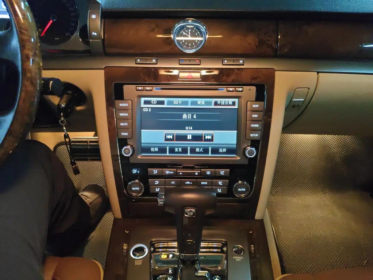Volkswagen Phaeton 2011 4.2L V8 4-seat Extended-Range Individual Edition — миниатюра 14