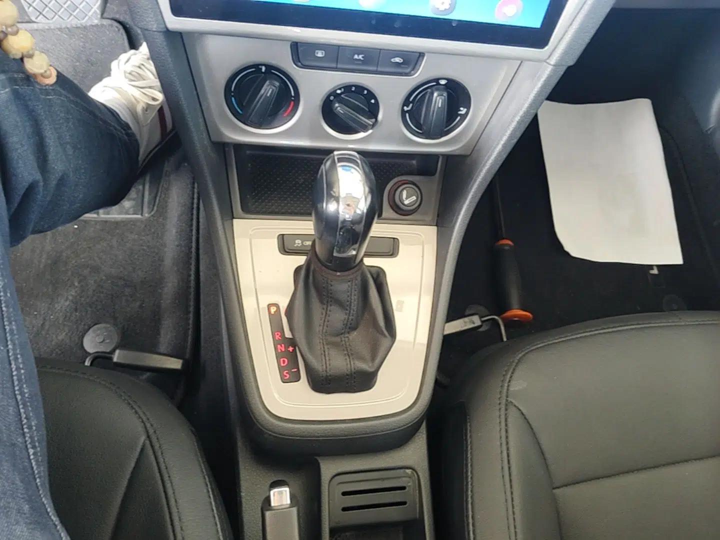 Volkswagen Gran Lavida 2013 1.6L Automatic Fashion Model — миниатюра 17
