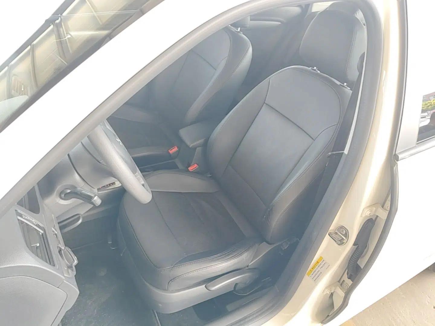 Volkswagen Gran Lavida 2013 1.6L Automatic Fashion Model — миниатюра 18
