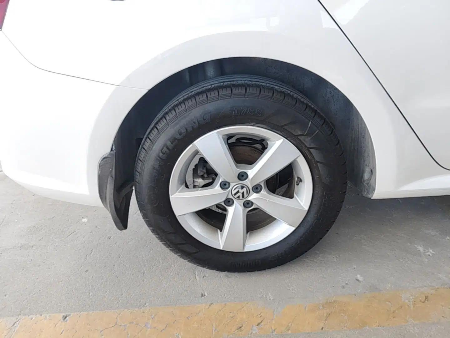 Volkswagen Gran Lavida 2013 1.6L Automatic Fashion Model — миниатюра 10