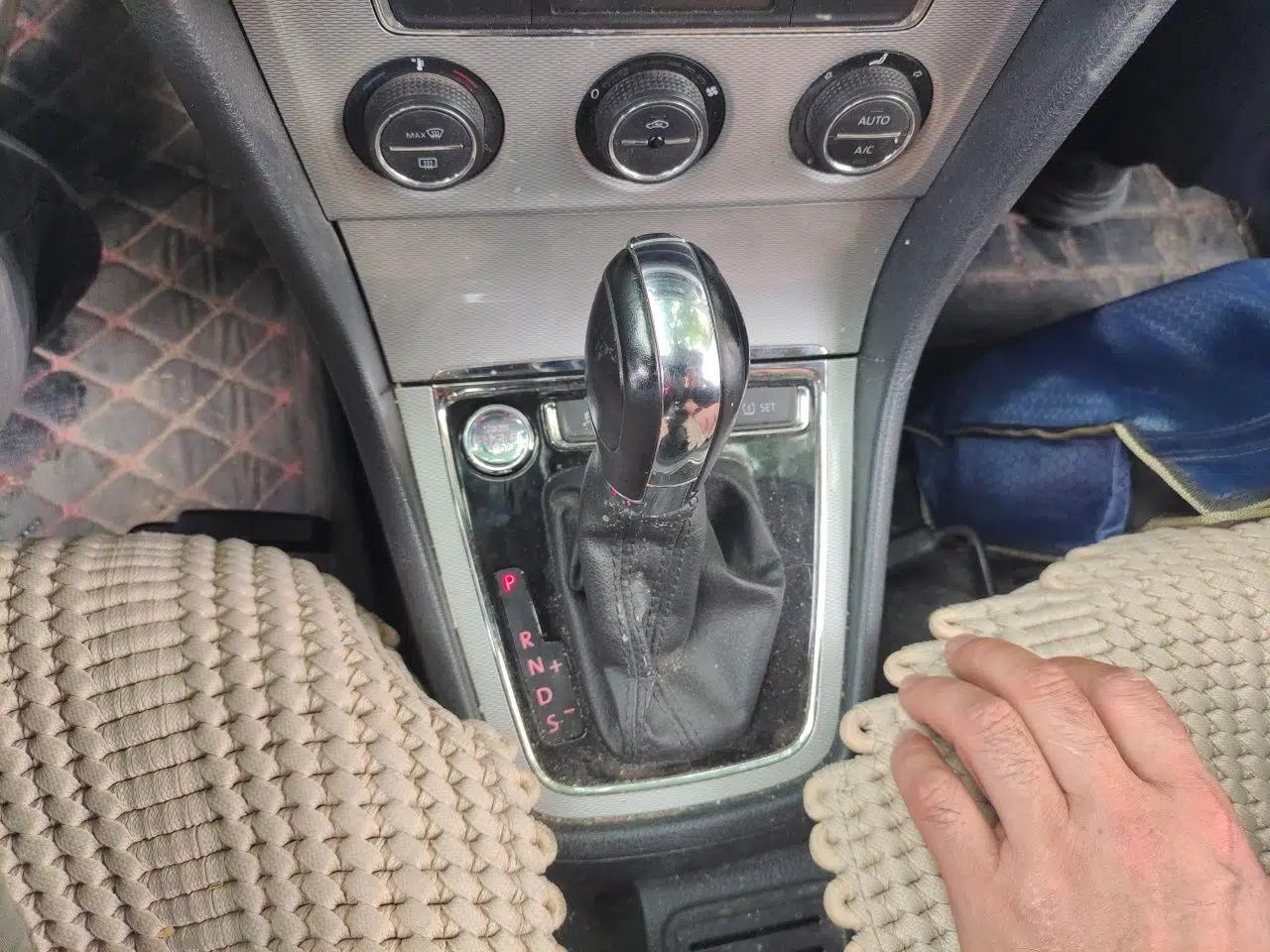 Volkswagen Gran Lavida 2013 1.6L Automatic Luxury Model — миниатюра 15