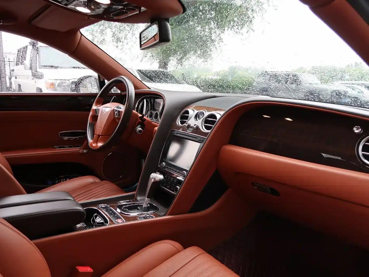 2017 Mercedes-Benz Flying Spur 4.0T V8 S Standard Edition — миниатюра 12
