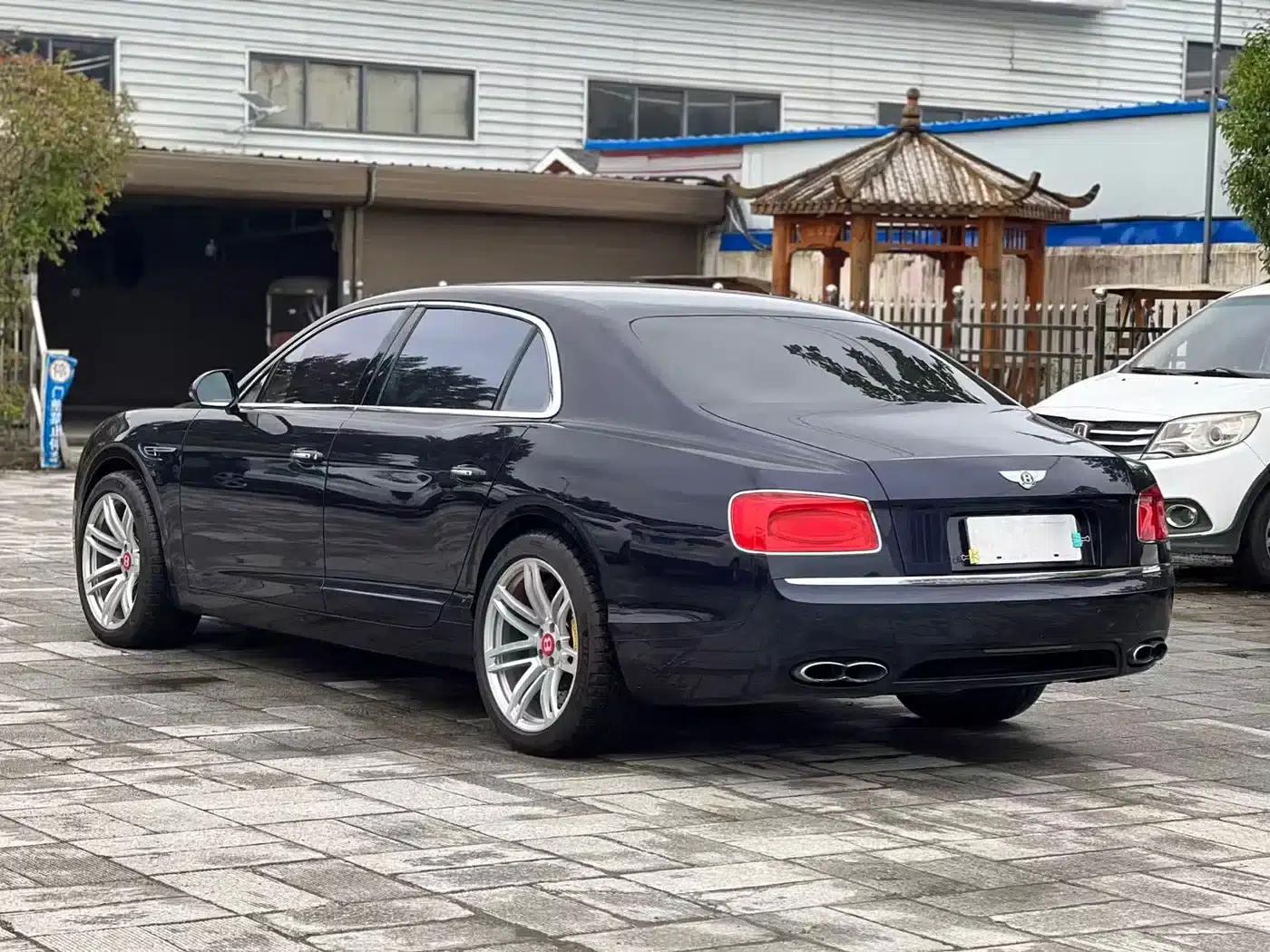 2014 Flying Spur 4.0T V8 Premium Edition — миниатюра 8