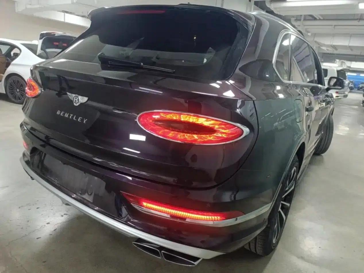 Bentayga 2023 4.0T V8 Long Wheelbase Elegance Edition — миниатюра 11