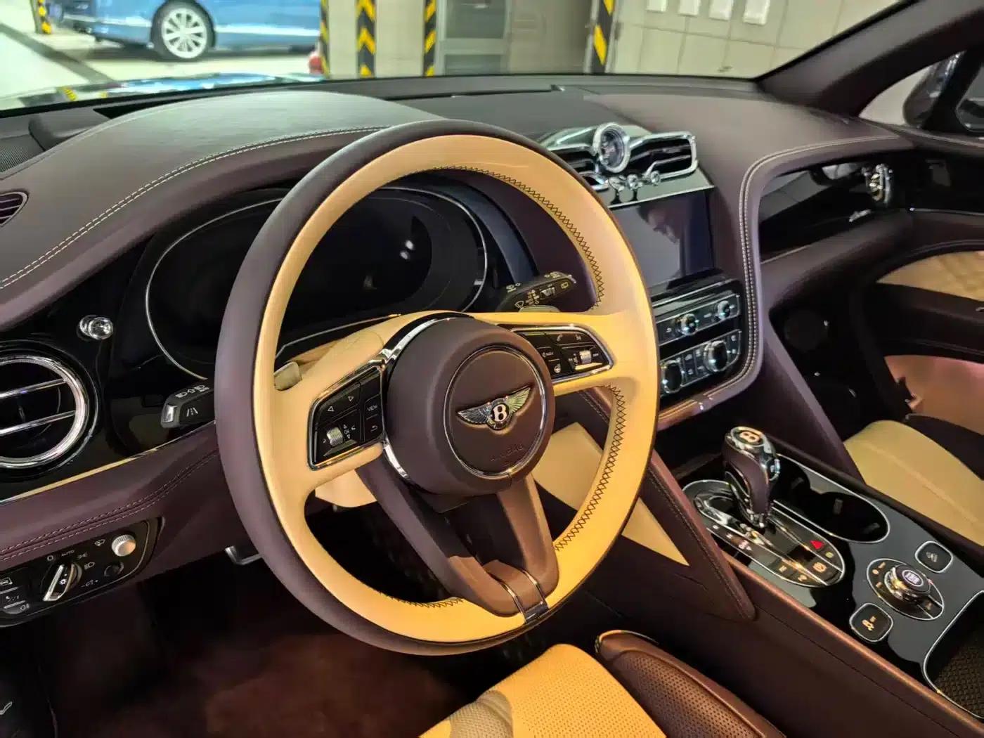 Bentayga 2023 4.0T V8 Long Wheelbase Elegance Edition — миниатюра 3
