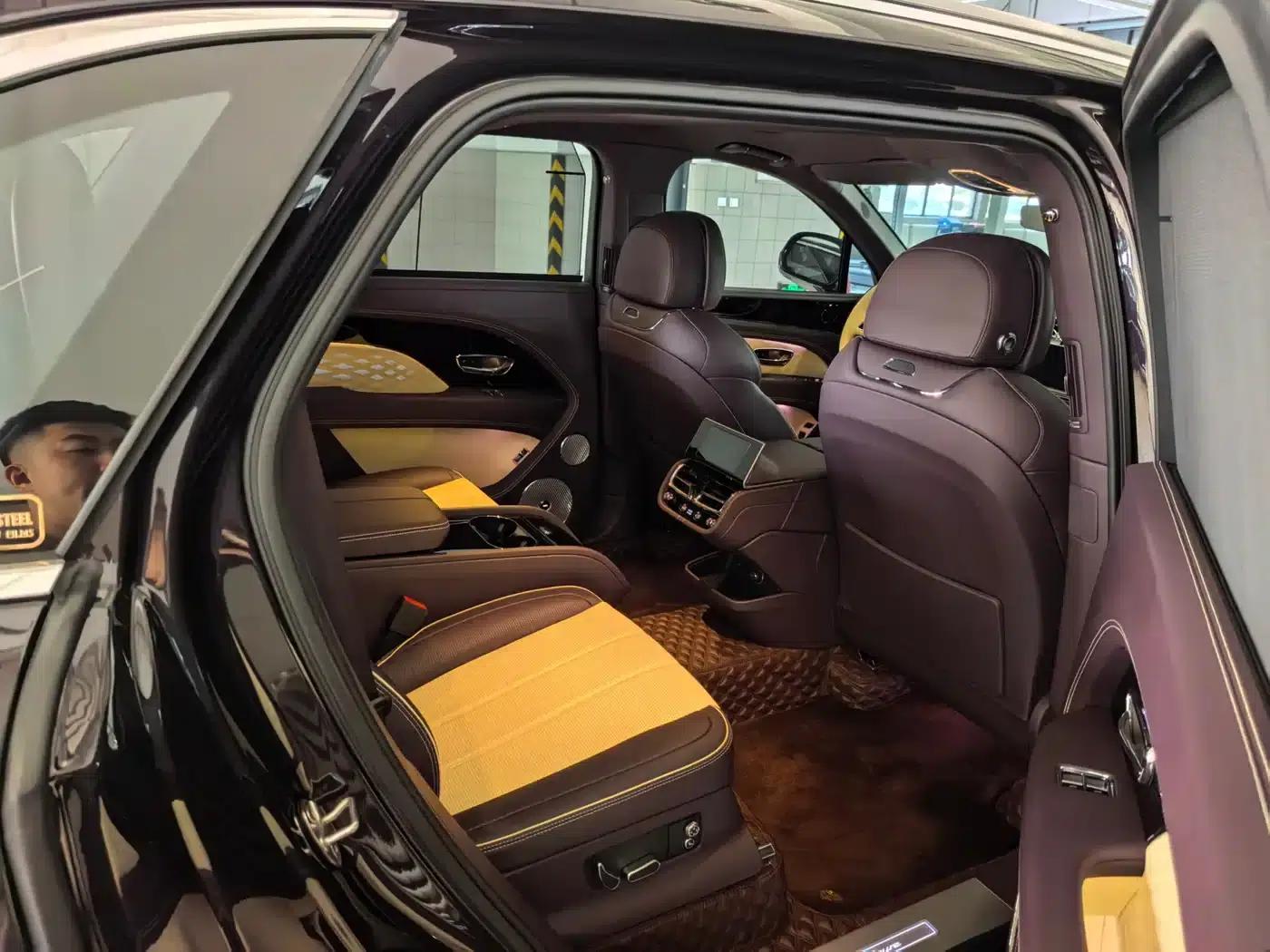 Bentayga 2023 4.0T V8 Long Wheelbase Elegance Edition — миниатюра 6