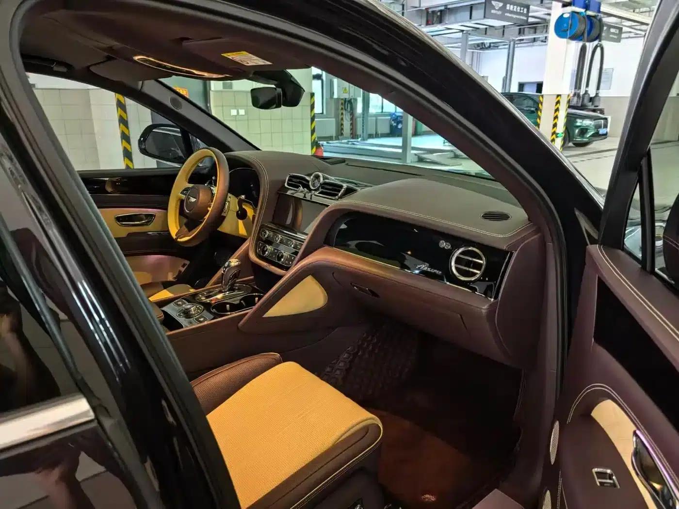 Bentayga 2023 4.0T V8 Long Wheelbase Elegance Edition — миниатюра 7