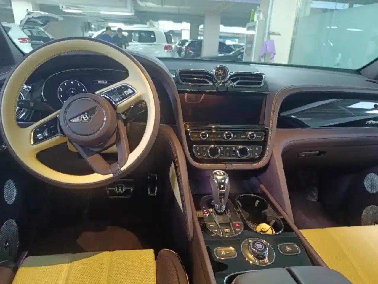 Bentayga 2023 4.0T V8 Long Wheelbase Elegance Edition — миниатюра 10
