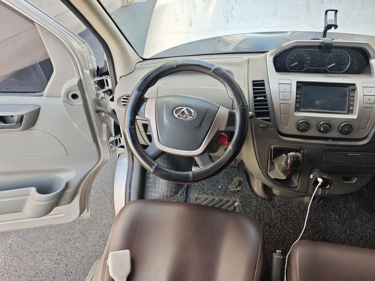 SAIC MAXUS Xintu V80 2016 2.5T Manual Aoyuntong National IV Short Wheelbase Mid-Roof 6-Seater — миниатюра 11