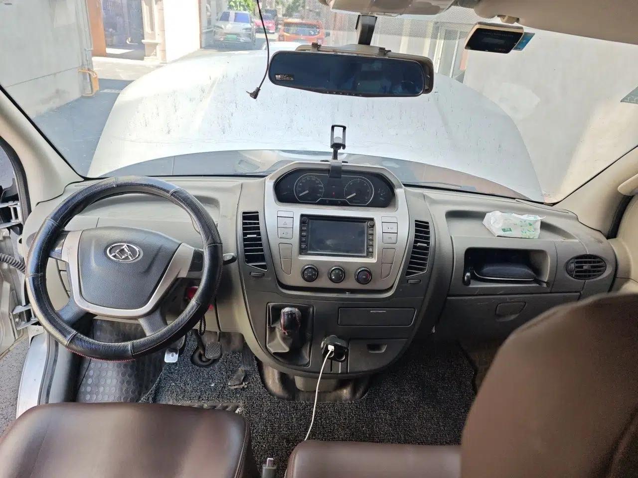SAIC MAXUS Xintu V80 2016 2.5T Manual Aoyuntong National IV Short Wheelbase Mid-Roof 6-Seater — миниатюра 10