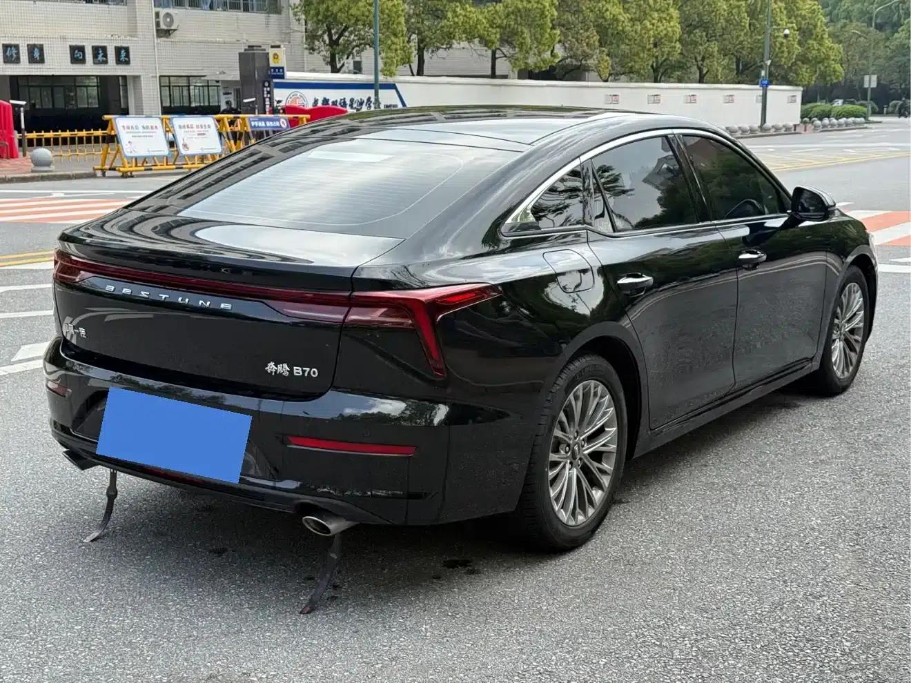 Bestune B70 2023 Third Generation 1.5T Automatic Enjoyment Edition 70th Anniversary Edition — миниатюра 4
