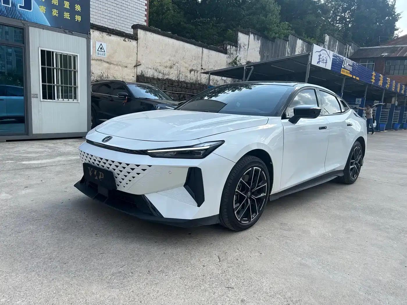 Changan UNI-V Smart Electric iDD 2024 Model Blue Whale Smart Electric iDD 136km Smart Cool Edition — миниатюра 1