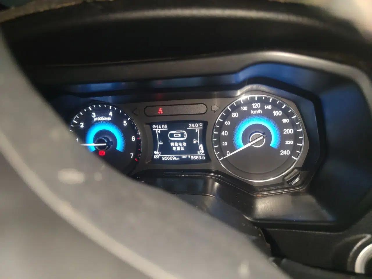 Dongfeng Fengon 580 2017 1.5T Manual Luxury Model — миниатюра 12