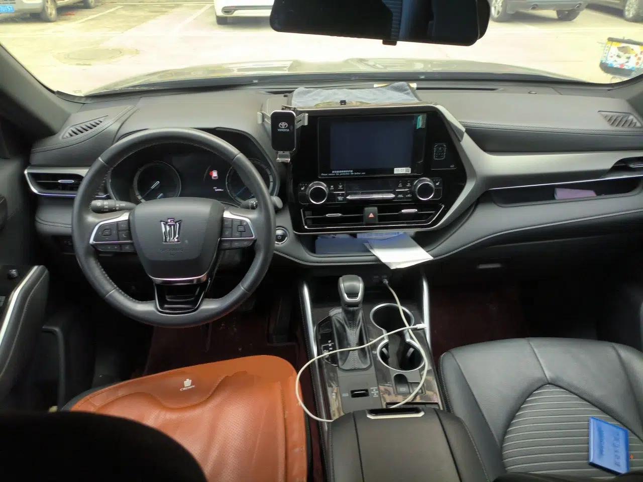 Toyota Crown Kluger 2023 2.5L HEV Four-Wheel Drive Luxury Edition — миниатюра 10