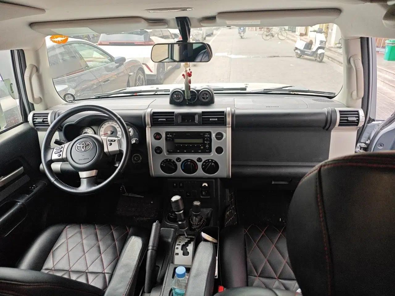 Toyota FJ Cruiser  — миниатюра 10