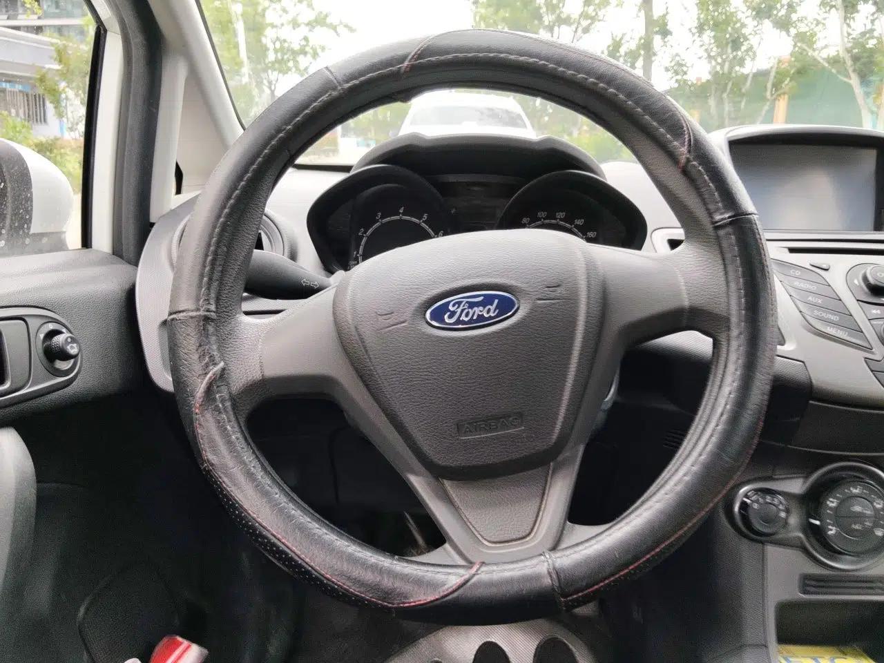 Ford Fiesta 2013 Sedan 1.5L Manual Fashion Edition — миниатюра 11