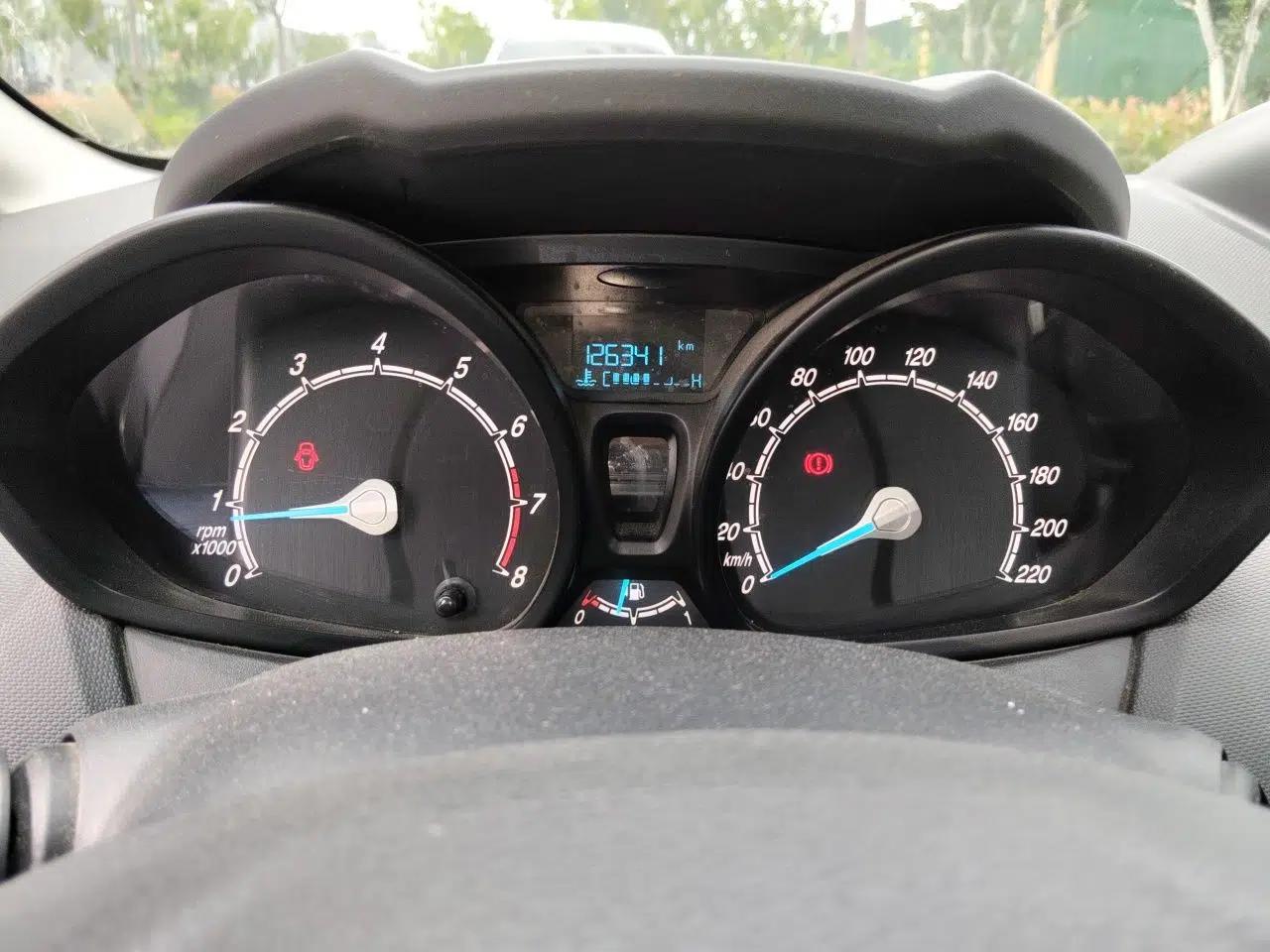 Ford Fiesta 2013 Sedan 1.5L Manual Fashion Edition — миниатюра 12