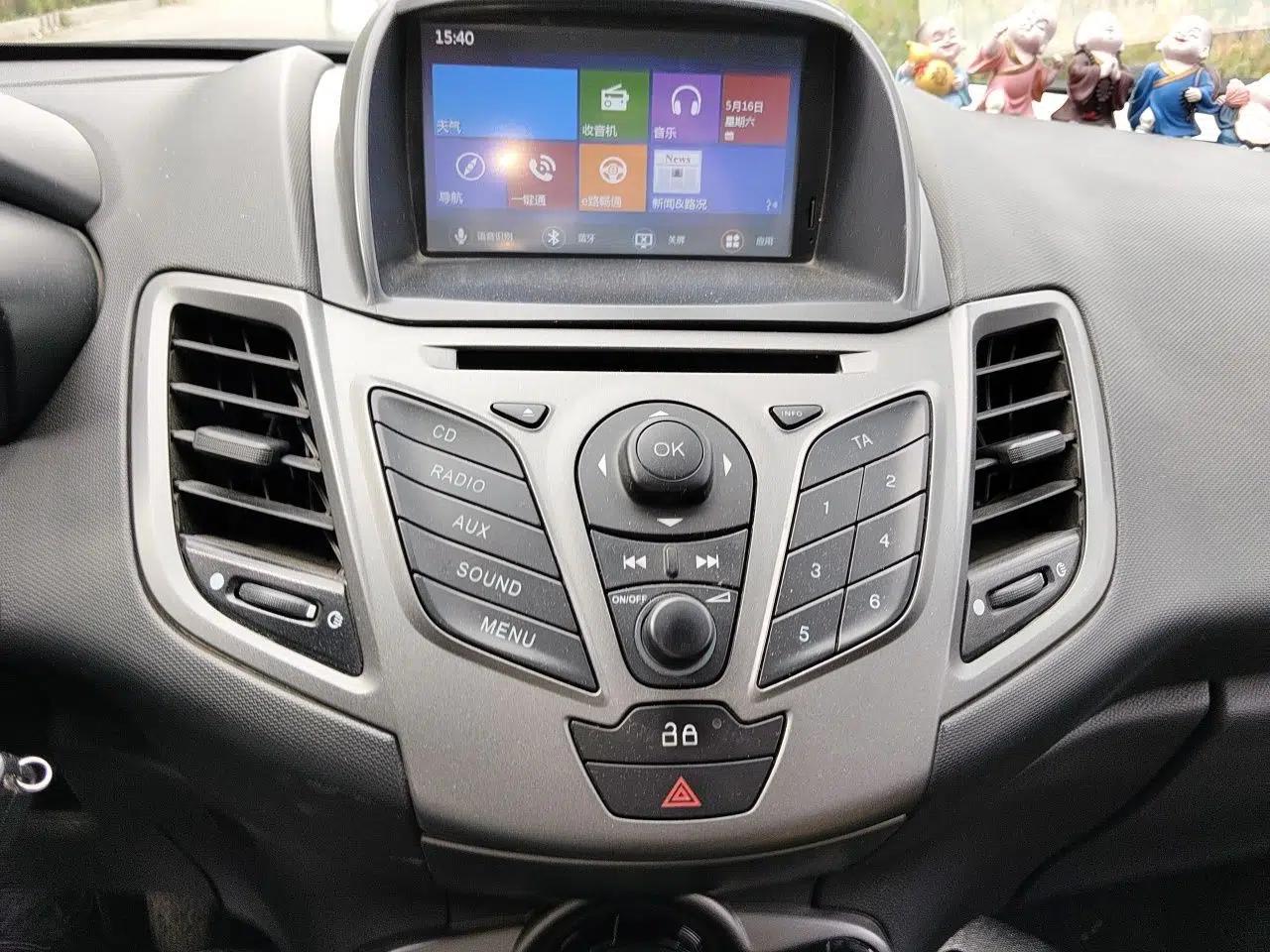 Ford Fiesta 2013 Sedan 1.5L Manual Fashion Edition — миниатюра 14