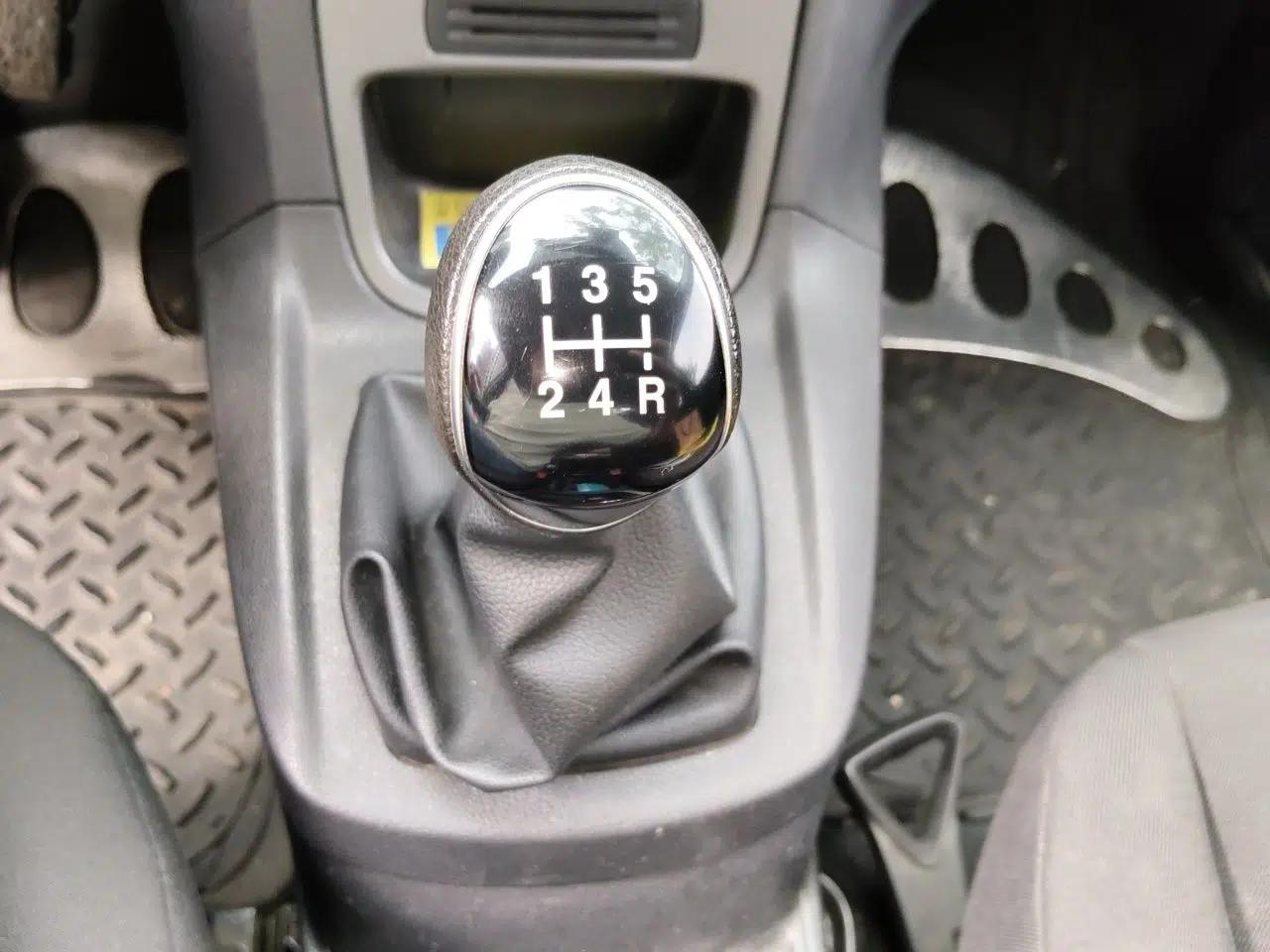Ford Fiesta 2013 Sedan 1.5L Manual Fashion Edition — миниатюра 15
