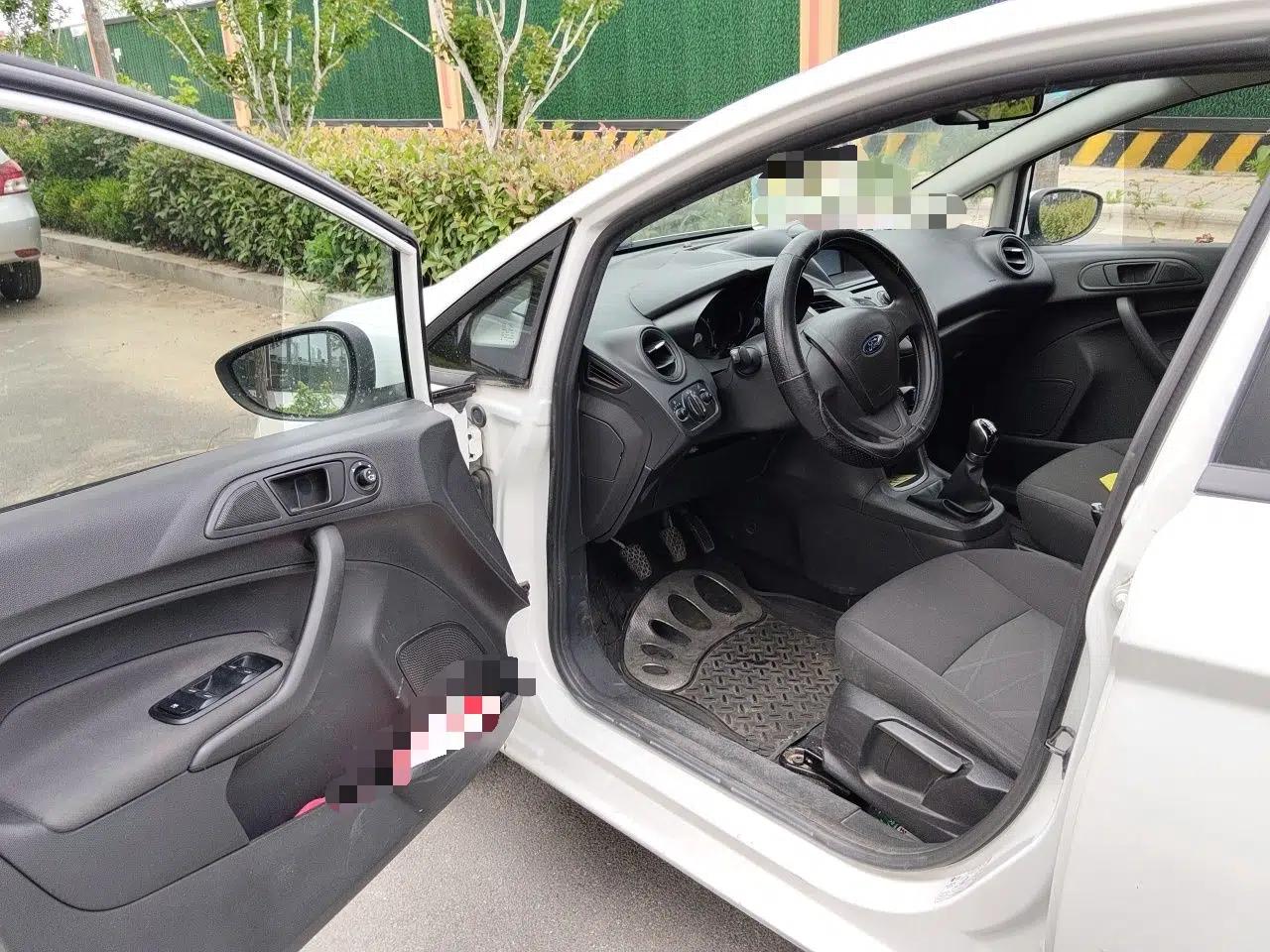 Ford Fiesta 2013 Sedan 1.5L Manual Fashion Edition — миниатюра 17