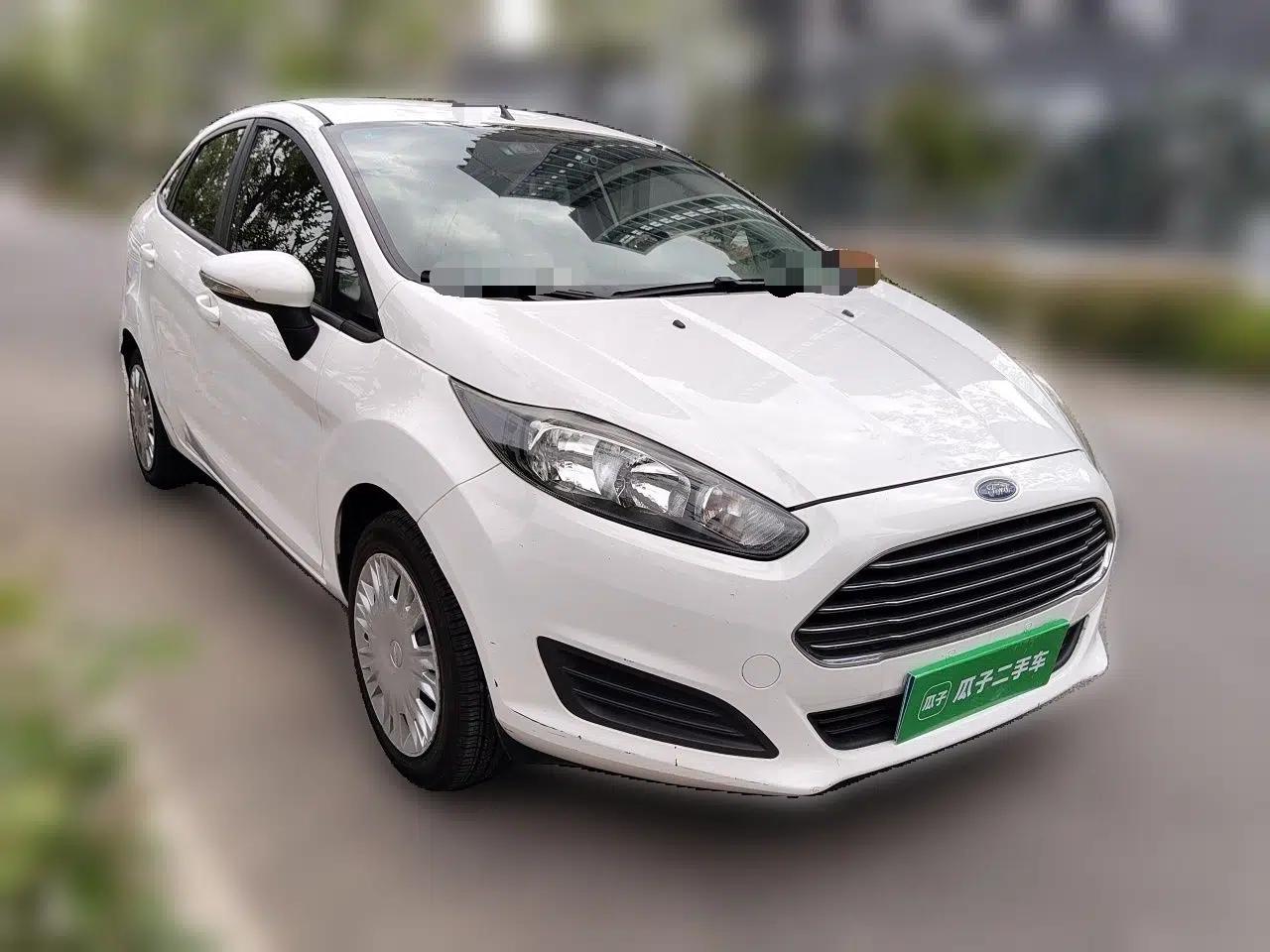 Ford Fiesta 2013 Sedan 1.5L Manual Fashion Edition — миниатюра 3