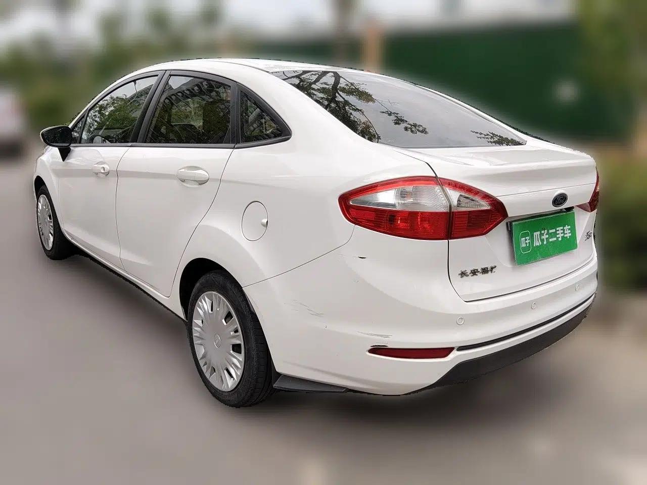 Ford Fiesta 2013 Sedan 1.5L Manual Fashion Edition — миниатюра 4