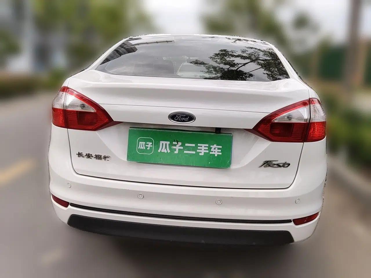 Ford Fiesta 2013 Sedan 1.5L Manual Fashion Edition — миниатюра 5