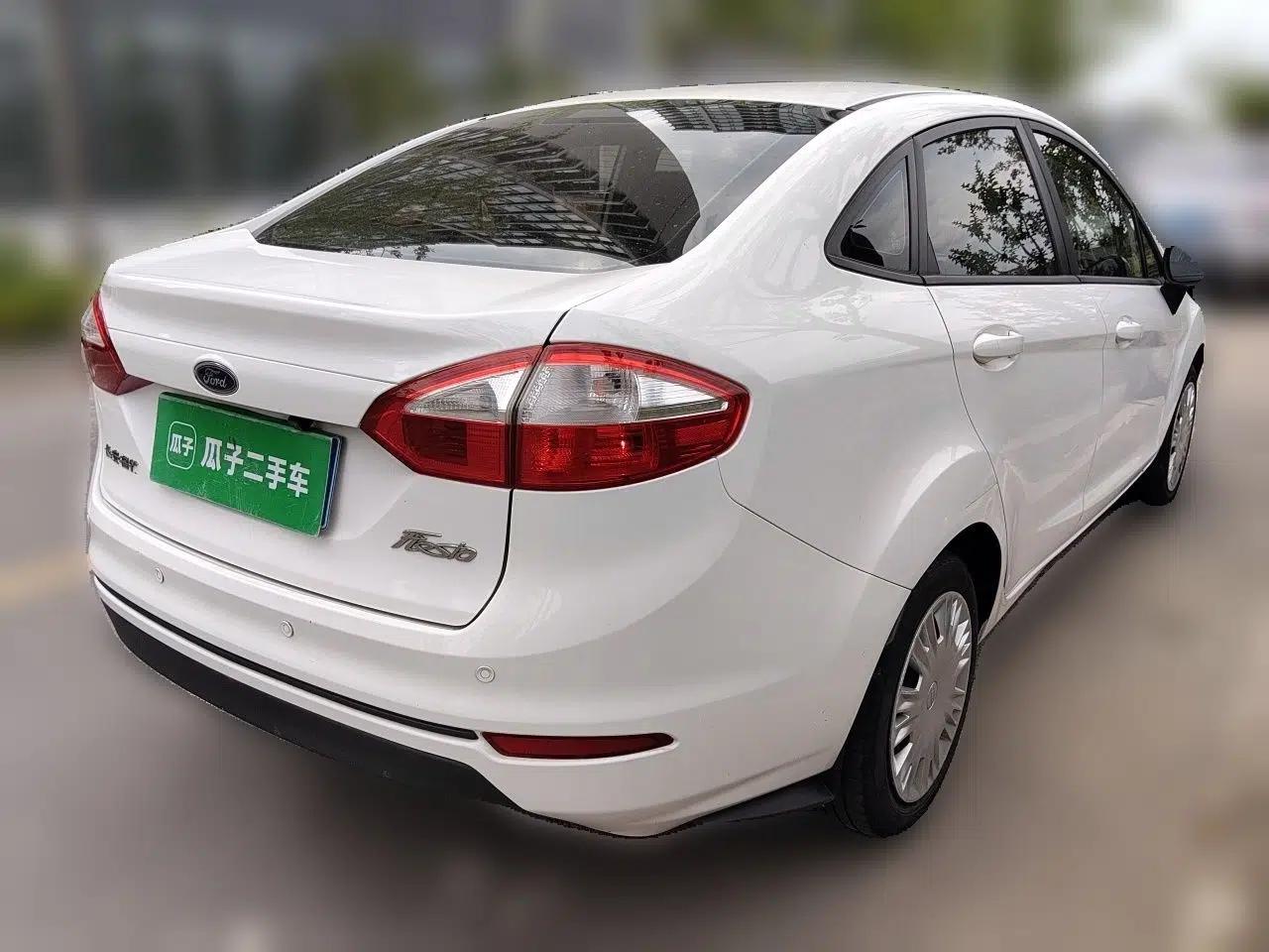 Ford Fiesta 2013 Sedan 1.5L Manual Fashion Edition — миниатюра 6