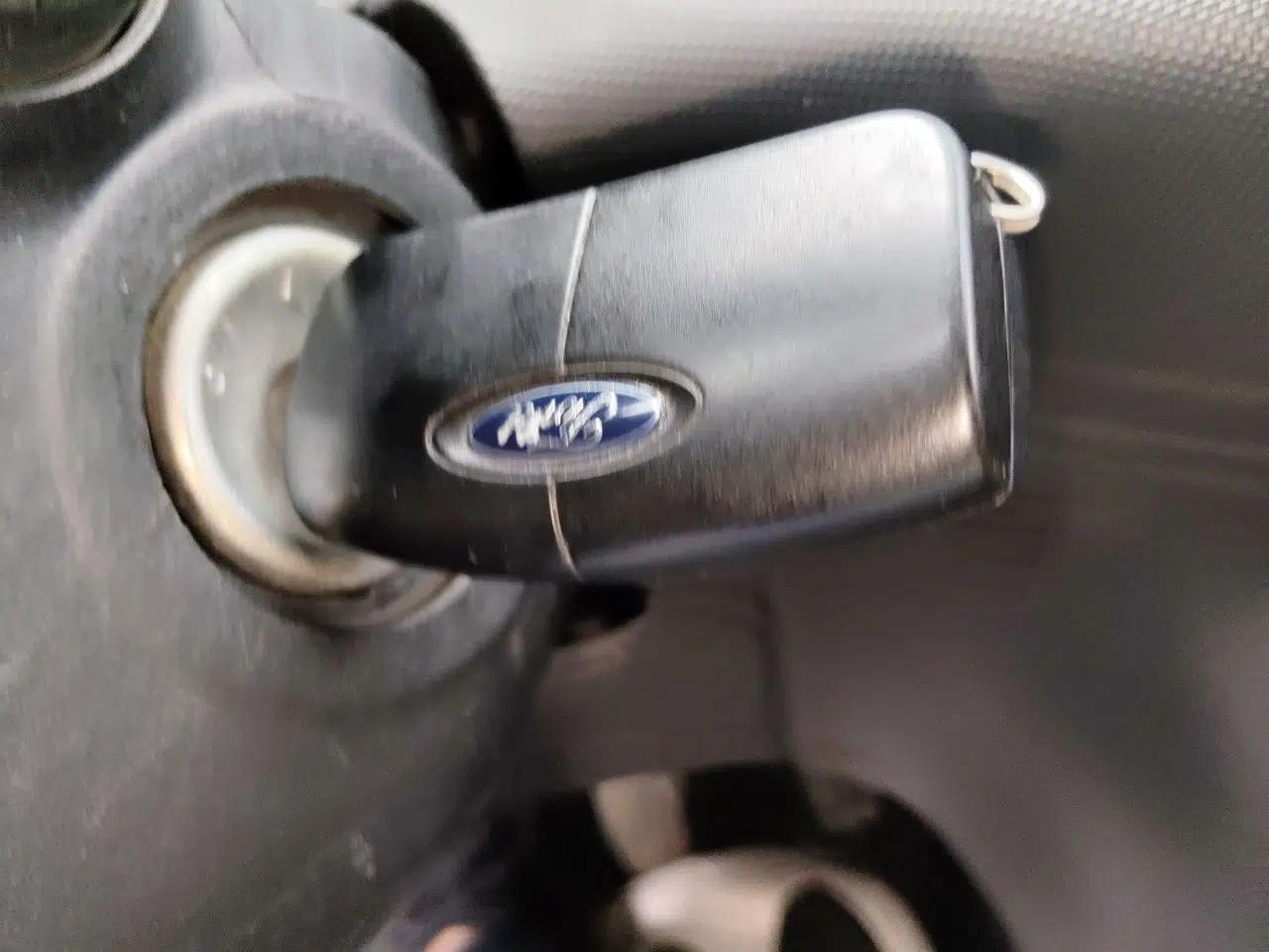 Ford Fiesta 2013 Sedan 1.5L Manual Fashion Edition — миниатюра 9