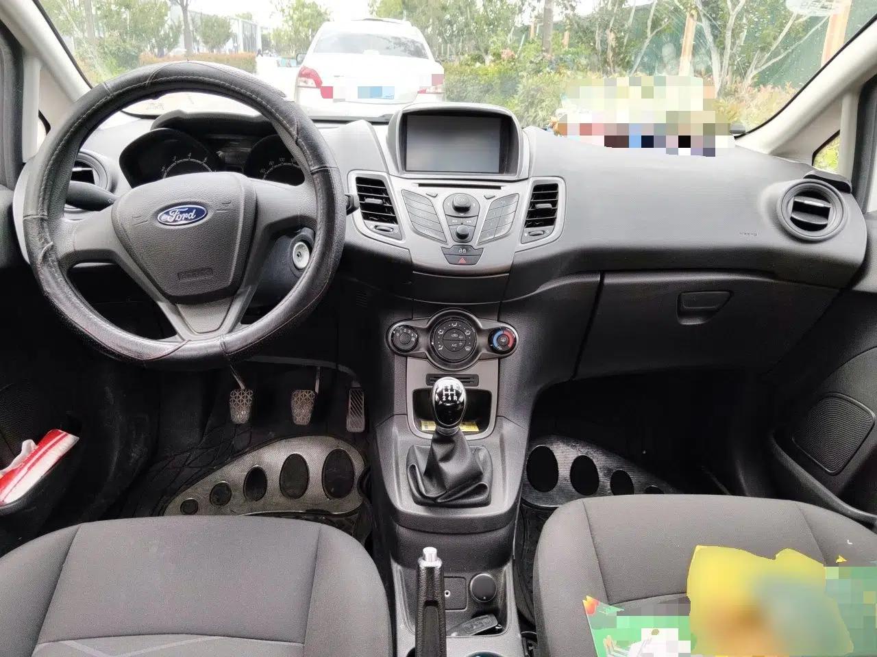 Ford Fiesta 2013 Sedan 1.5L Manual Fashion Edition — миниатюра 10