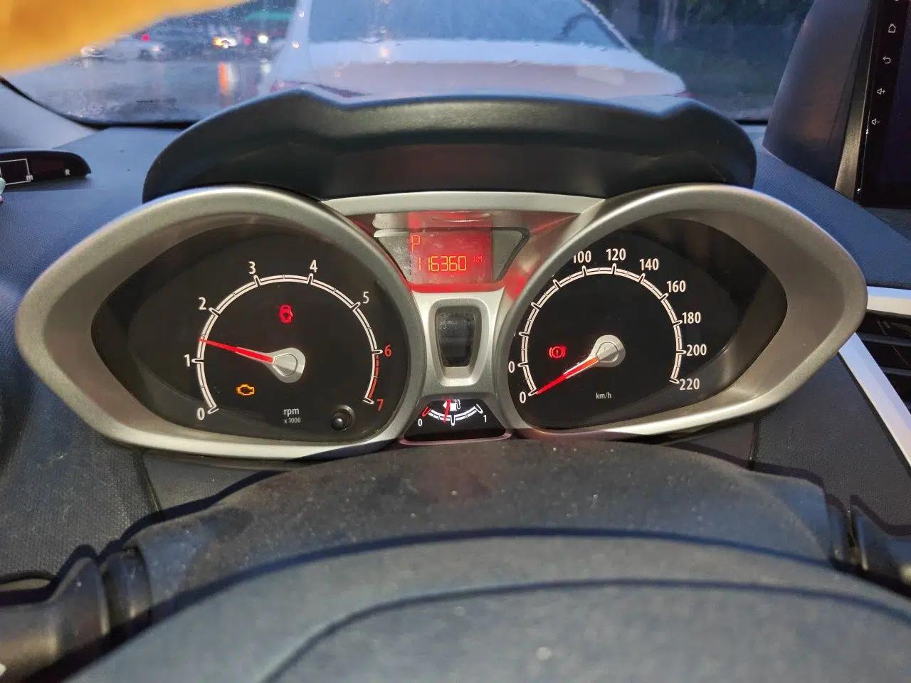 Ford Fiesta 2009 Hatchback 1.5L Automatic Fashion Edition — миниатюра 12